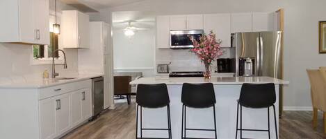 Microondas, horno, parrilla de estufa y lavavajillas