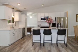 Microondas, horno, placa de cocina, lavavajillas