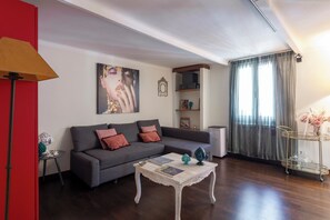 Flat-screen TV - Fori Imperiali Lovers Apartment (Rome)