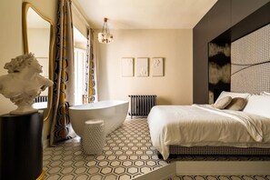 A modern bedroom with a large bed, a bathtub, and a mirror. - Via Veneto Supreme Terrace (Rome)