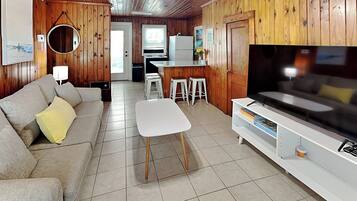 Studio (2 Bedrooms) | Front of property