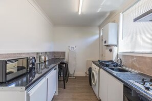 Microondas, horno, placa de cocina