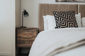 1 dormitori, planxa i posts de planxar, wifi i roba de llit 
