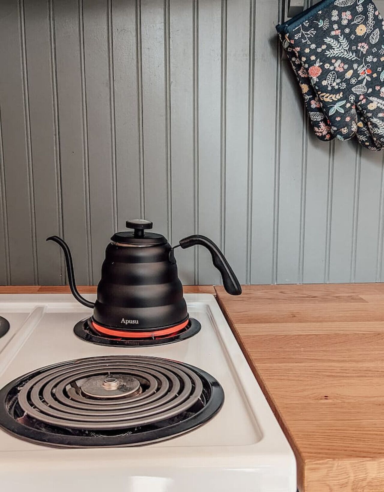 Cuina amb fogó i una olla a sobre.