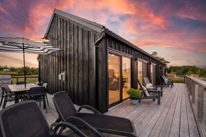 Outdoor dining - Modern Cottage near Lunenburg - Ocean Views, Pet Friendly, Expansive Deck (LaHave)