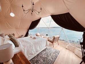 2 bedrooms, desk, free WiFi, bed sheets - The Lookout Coastal Domes (LaHave)