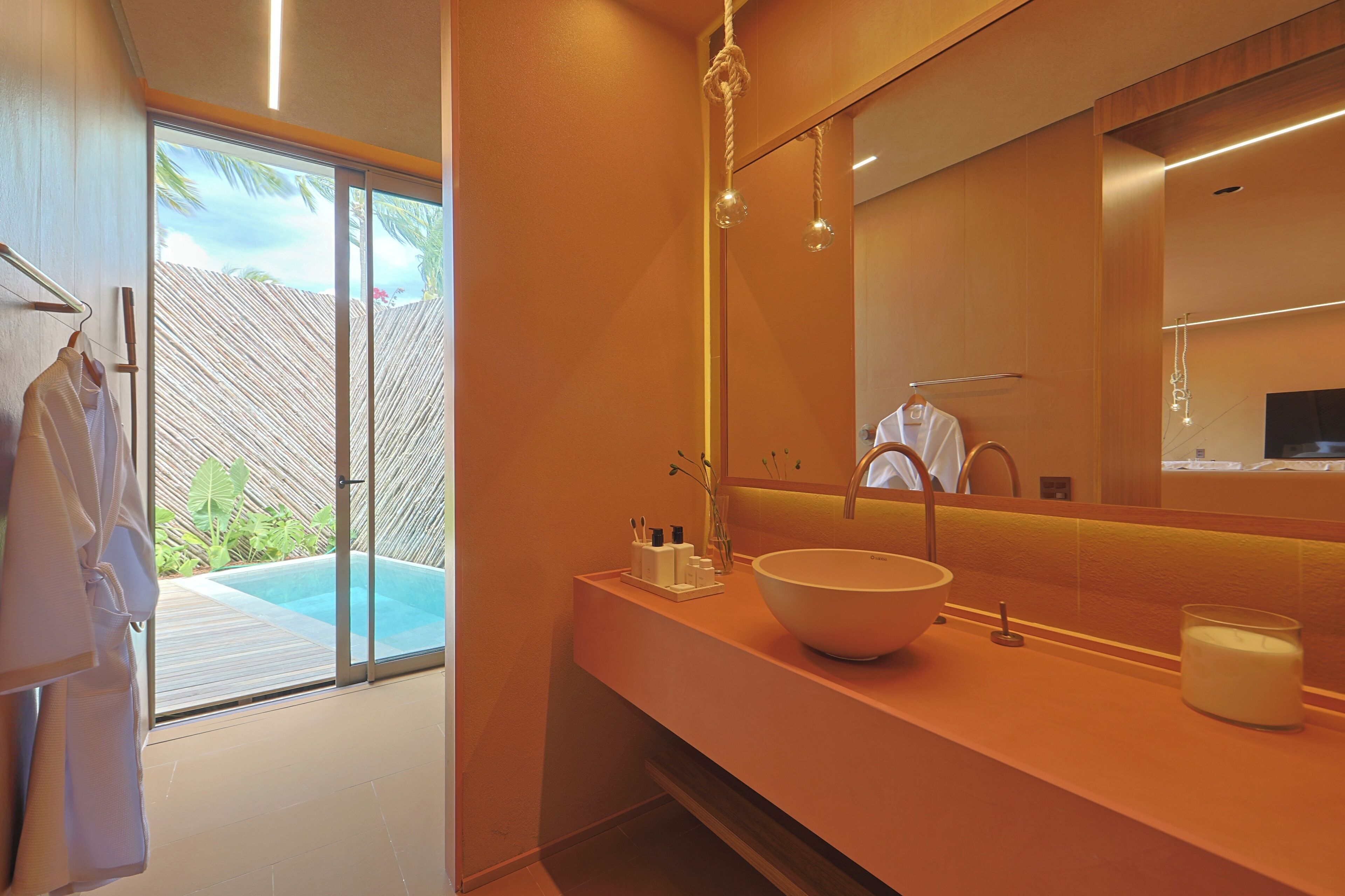 Comfort Room (Cabana Vila) | Bathroom | Hair dryer, towels, soap, shampoo