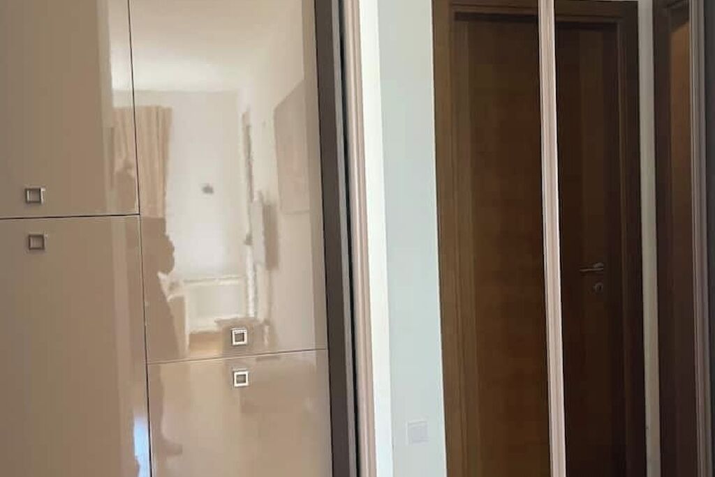 Una habitació amb una porta corredissa que dona a un bany.