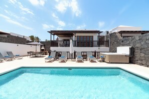 Outdoor pool, a heated pool - Luxury 5-bedroom Villa in Playa Blanca, Sleeps 12 -Private Heated Pool & Jacuzzi (Playa Blanca)