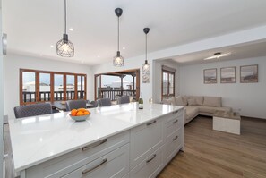 Interior - Luxury 5-bedroom Villa in Playa Blanca, Sleeps 12 -Private Heated Pool & Jacuzzi (Playa Blanca)