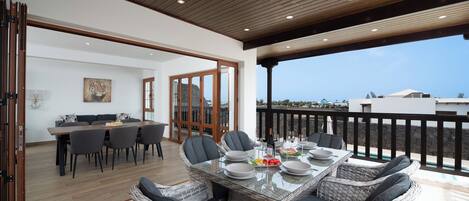 تناول الطعام بالخارج