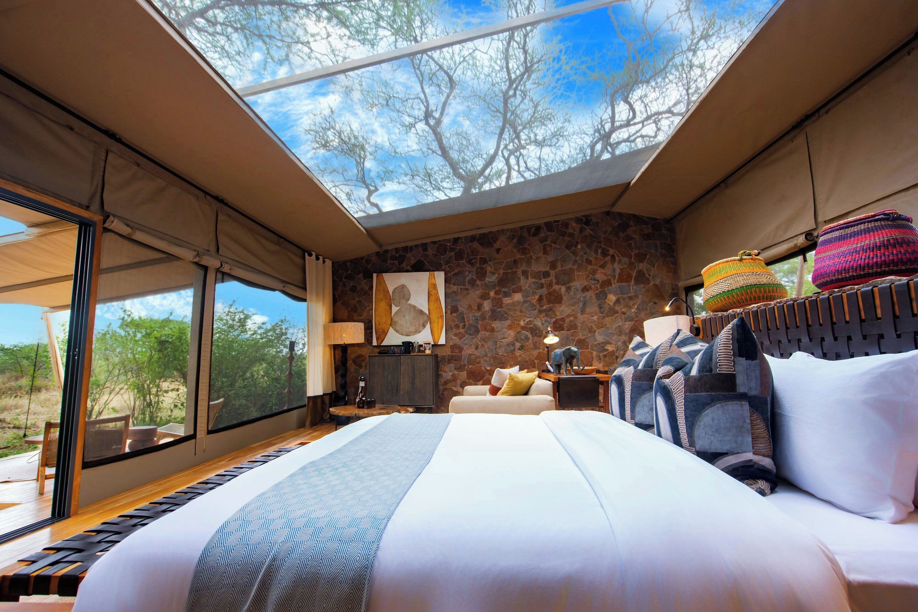 Ropa de cama de alta calidad, colchones con efecto memoria y minibar 