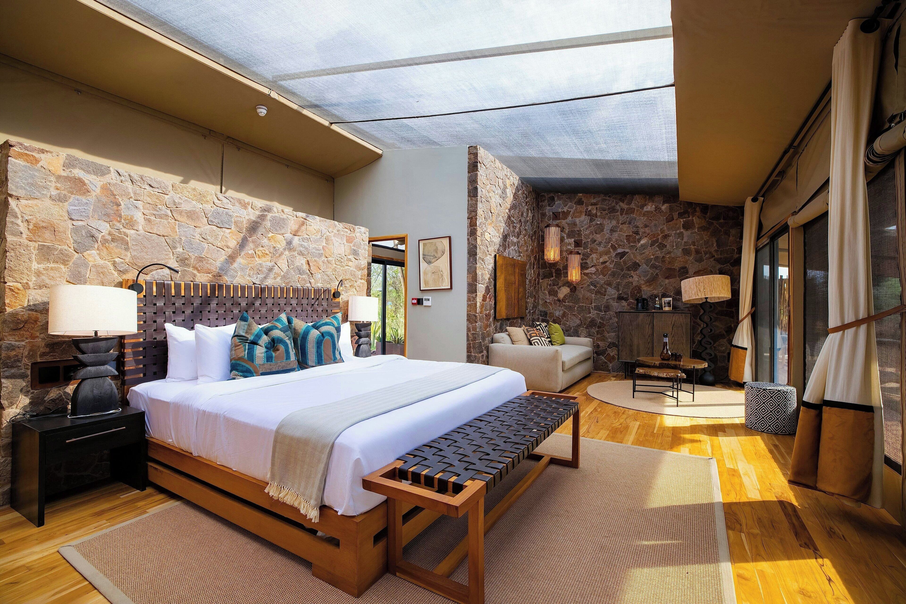 Ropa de cama de alta calidad, colchones con efecto memoria y minibar 