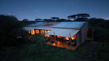 Seprai premium, busa memori, minibar, dan brankas