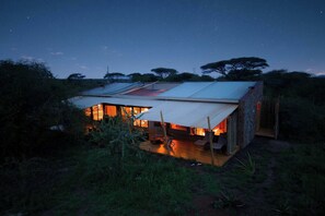 Seprai premium, busa memori, minibar, dan brankas