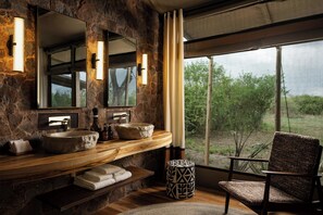 Tienda de campaña Deluxe, 1 cama matrimonial | Baño | Regadera, regadera con hidromasaje, amenidades de baño gratuitas 