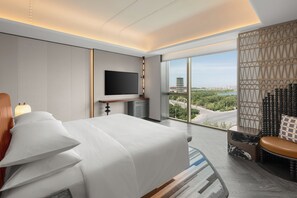 Executive suite, 1 slaapkamer | Donsdekens, een minibar, een kluis op de kamer, verduisterende gordijnen