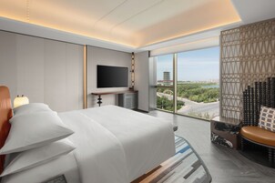 Cubrecamas, minibar y caja de seguridad en la habitación 