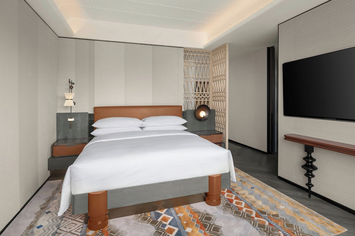 Down comforters, minibar, in-room safe, laptop workspace