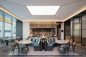 Daily buffet breakfast (CNY 98 per person)