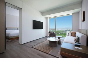 Deluxe Suite, 1 Bedroom, Courtyard View | Living room