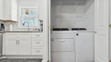 Studio (3 Bedrooms) | Property amenity