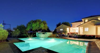 Vegas Villa w Pool, BBQ, Tennis Court & Volleyball for Large Groups