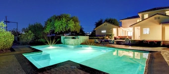 Vegas Villa w Pool, BBQ, Tennis Court & Volleyball for Large Groups