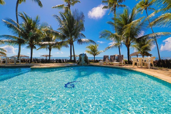 2 albercas al aire libre, sombrillas en la alberca y camastros