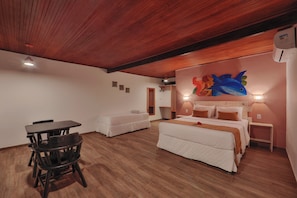 Chalet, uitzicht op zee | Woonruimte | Een 42-inch smart-tv met digitale zenders