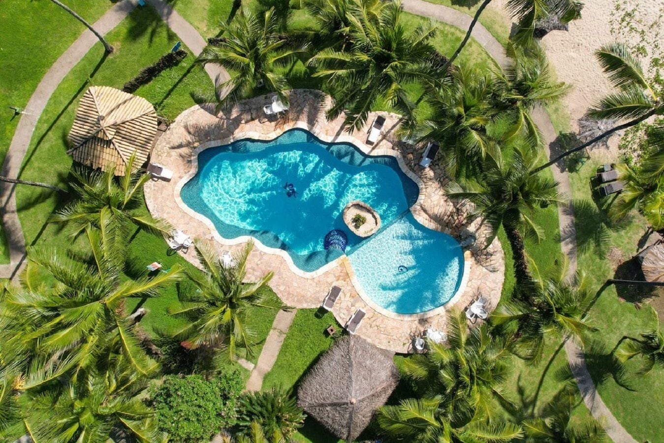 2 kolam renang outdoor, dengan payung kolam renang dan kursi berjemur