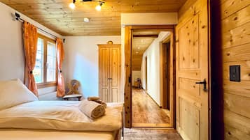 4 bedrooms, iron/ironing board, free WiFi, bed sheets