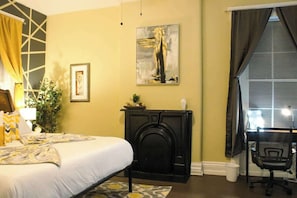2 bedrooms, travel crib, WiFi (free), bed sheets - Rooftop Patio & Games in Historic Highlands (Louisville)