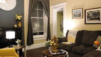 TV connectée, baby-foot, livres