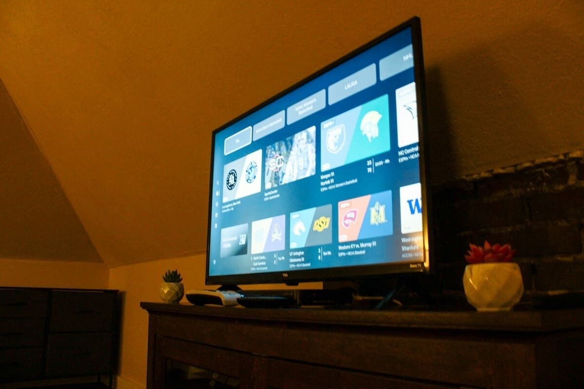 Un televisor montado en la pared sobre una chimenea.
