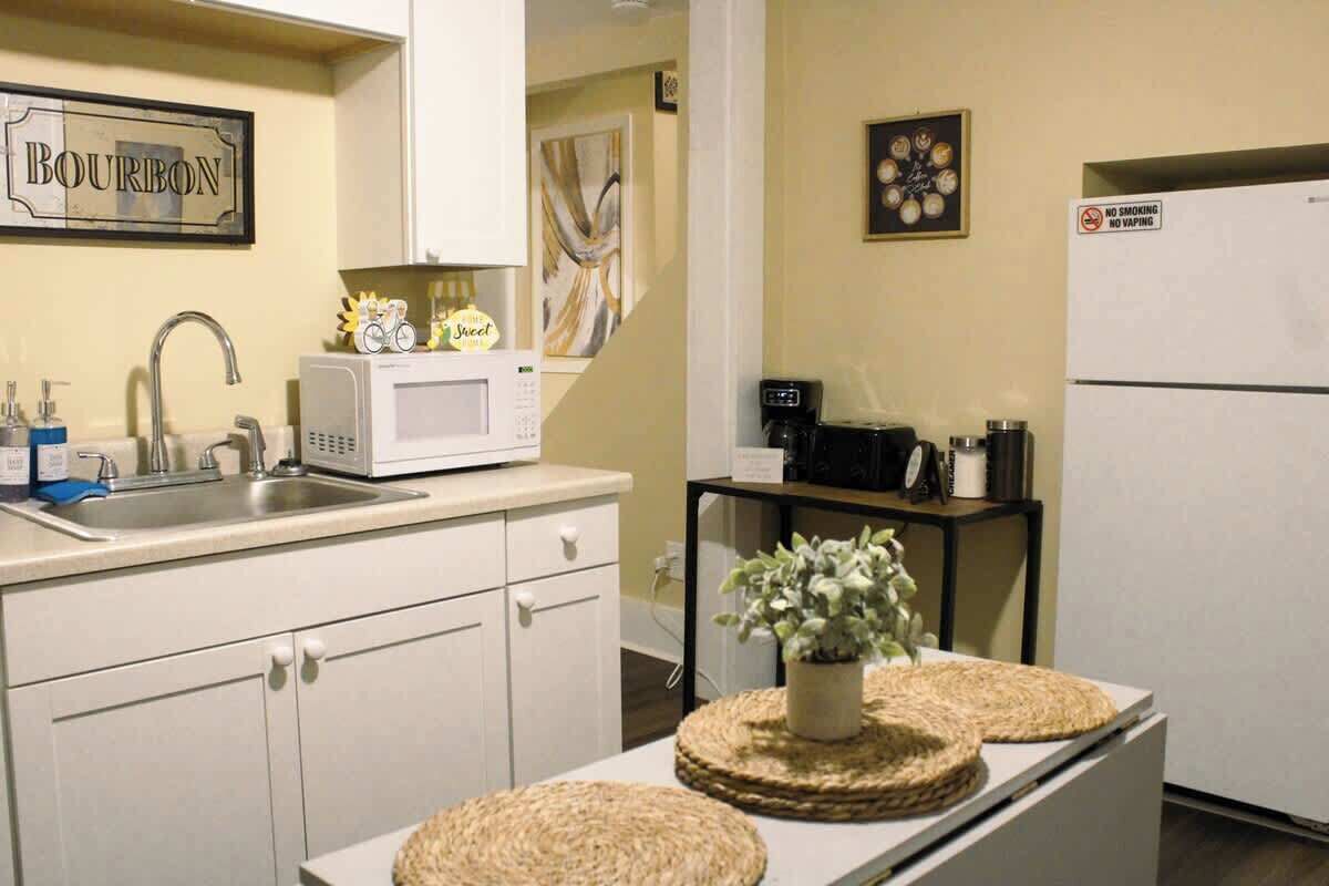 Coffee/tea maker, fridge, microwave, oven