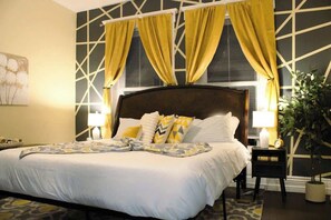 2 bedrooms, travel crib, WiFi (free), bed sheets - Rooftop Patio & Games in Historic Highlands (Louisville)