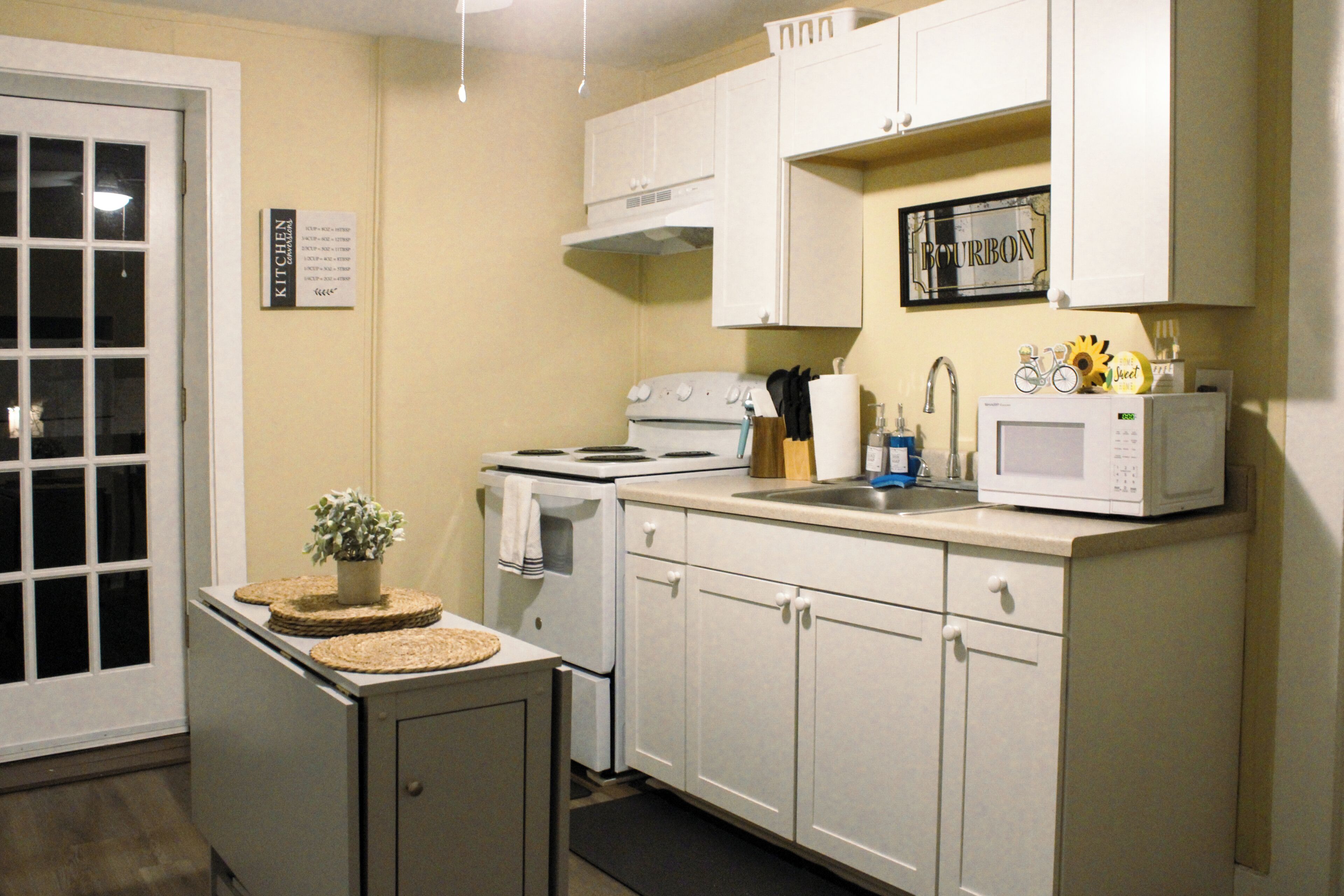 Coffee/tea maker, fridge, microwave, oven
