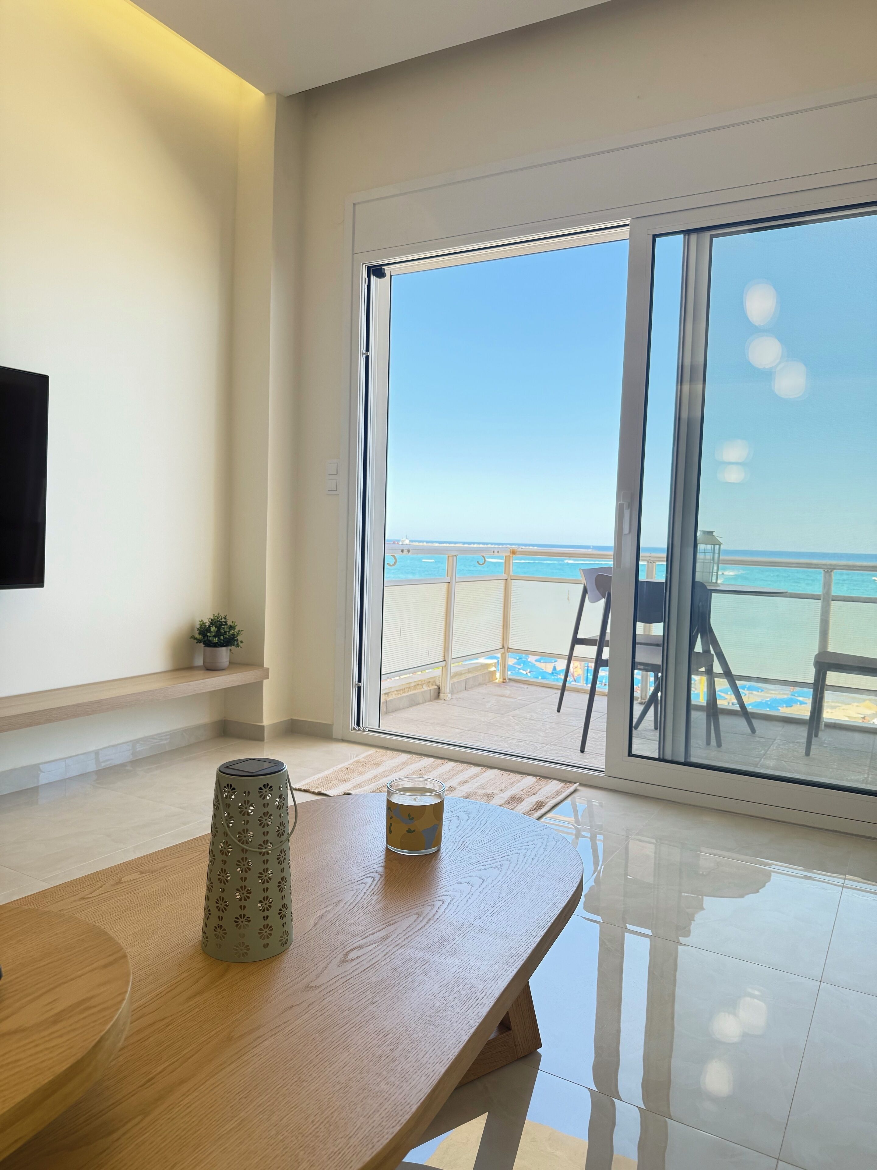 公寓, 廚房, 海灘景觀 | 客廳 | 50-吋智慧型電視，提供數位頻道