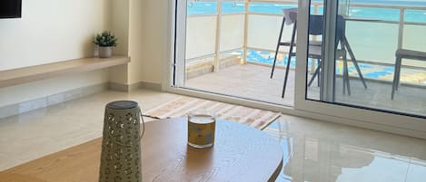 Apartamento, cozinha, vista para a praia | Sala de estar | Smart TV 50 polegadas com canais digitais