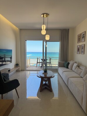 Appartement, cuisine, vue plage | Coin séjour | TV connectée de 50 pouces avec chaînes numériques