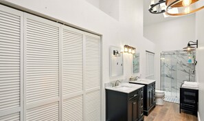 Dusche, Whirlpool, Haartrockner, Handtücher