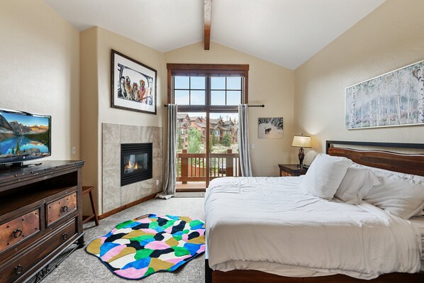 4 bedrooms, desk, iron/ironing board, travel crib