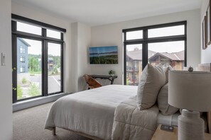 3 habitaciones, escritorio y tabla de planchar con plancha 