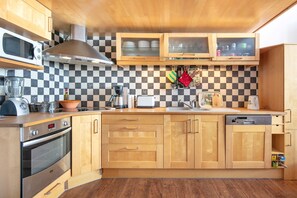 Een koelkast, een microgolfoven, een oven, een vaatwasser