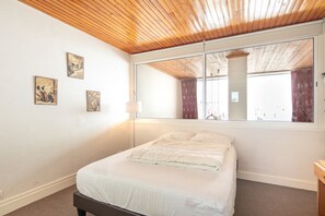 2 slaapkamers, een strijkplank/strijkijzer, internet