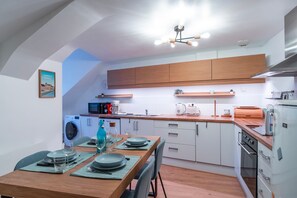 Kühlschrank, Mikrowelle, Ofen, Geschirrspüler