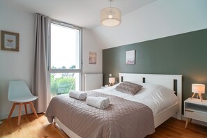 4 bedrooms, iron/ironing board, free WiFi, bed sheets