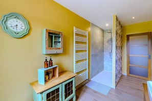 Free toiletries, hair dryer, towels - La Richaumoise - Maison avec grand jardin (Sains-Richaumont)