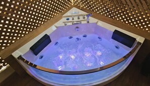 Indoor spa tub